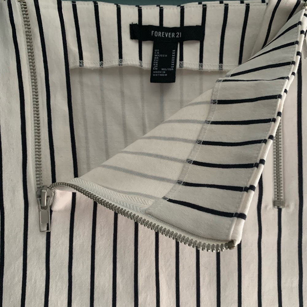 NEW Forever 21 striped skirt with double front zippers - Picture 3 of 3